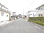 整然と並ぶ住まいが、穏やかな日常を予感させます。