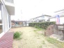 芝生の庭が広がり、穏やかな時間が流れる邸宅。