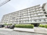 端正なシルエットが街並みに静かに溶け込み、日々の暮らしに安らぎと落ち着きをもたらす佇まいです。