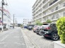穏やかな住宅街の空気感に溶け込み、日々の暮らしに寄り添う落ち着いた環境が広がっています。