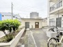 周囲の環境と静かに調和し、日々の生活を穏やかに支える居住空間の外観風景です。
