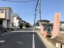広々前面道路、奥が北。