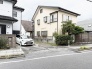 周辺環境に穏やかに溶け込み、日常の生活風景に自然と馴染む落ち着いた佇まいの住まいです。