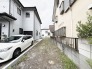 周囲の街並みに溶け込む、落ち着いた静けさが漂う住環境が整っています。
