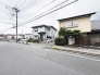 ゆったりとした道幅が確保された、落ち着きと静けさを感じる住環境が整っています。