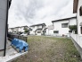 周囲の街並みと調和する、開放的で落ち着いた雰囲気の敷地が日々の暮らしを穏やかに包み込みます。