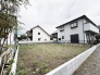 静かな住宅街に佇む、自由な設計を叶えるための穏やかな余白が広がっています。