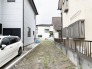 閑静な住宅街の一角にあり、周囲の建物と調和した落ち着きのある空間です。
