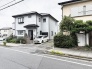 閑静な住宅街に佇む、日々の暮らしに穏やかな心地よさをもたらす端正な外観の住まいです。