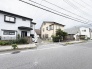 穏やかな空気が流れる閑静な住宅街で、心地よい暮らしの風景が広がります。