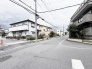 穏やかな空気が流れる閑静な住宅街で、日々の暮らしに心地よいゆとりを感じられる環境です。