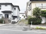 閑静な住宅街の中にあり、落ち着いた暮らしを予感させる穏やかな佇まいが魅力の立地です。