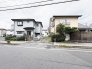 周囲の住環境と自然に調和する、落ち着いた佇まいの街並みが日々の暮らしを穏やかに包み込みます。