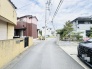 幅員の狭い道ですが、車通りの少ない住宅街に立地してます。
