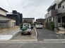 落ち着いた雰囲気が漂う住宅街に位置しており、日々の暮らしが穏やかに流れるゆとりある住環境です。