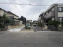 落ち着いた佇まいの住宅が並ぶ、穏やかで静かな暮らしを予感させる街並みです。