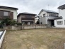 周辺の建物と調和する穏やかな住環境の中にあり、新たな暮らしを描くための落ち着いた空間が広がっています。