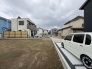 周辺は穏やかな住宅地が広がり、日々の暮らしに静かな落ち着きを感じられる環境です。