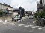 周囲の街並みと調和しながら、日常の暮らしを穏やかに受け止める落ち着いた佇まいの住環境です。