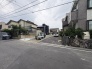 閑静な住宅街の一角にあり、落ち着いた街並みと調和する暮らしの拠点として適した立地です。