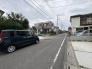 穏やかな時間が流れる落ち着いた住宅街に位置し、日々の暮らしに安らぎを感じさせてくれる環境です。