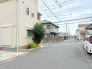 駐車が苦手な方にも嬉しい、前面６ｍ道路に面した住まい。
