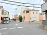 幹線道路から１本入った現地は、想像以上に静かに感じられます。
