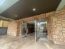 重厚感のある石積みのエントランスが、洗練された印象を与える入口。