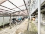 屋根付きの共用スペースが整っており、日々の生活を支える落ち着いた暮らしの環境が確保されています。