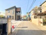 住民の方が主に利用する交通量少なめの道路に面してます。
