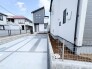 モダンな外観と整然としたエントランスが迎える住まい