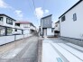 モダンな外観に調和する、穏やかな空が広がる街並み。