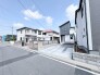 空が広がる、穏やかな街並みに佇む邸宅。