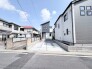 モダンな外観が街並みに調和する、洗練された住まい。