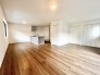 広々とした空間に、温かみのある床材が心地よい印象を与えます。