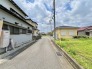 空が広く見渡せる開放的な環境で、穏やかな日常の風景が広がっています。
