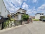 穏やかな住宅街に溶け込み、日々の暮らしに安らぎをもたらす落ち着いた佇まい。