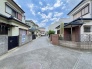 空が広く見渡せる閑静な住宅街で、穏やかな日常の風景が広がっています。