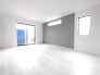 清々しい白とクールなグレーが調和する、開放感のある空間。
