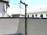 澄み渡る青空の下、心安らぐ静かな暮らしを