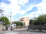 氷川小学校まで徒歩約3分。毎日の通学も安心な立地です。 190m