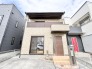 穏やかな街並みに調和する、温かみのある佇まい。