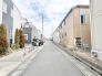 穏やかな空の下、整然と並ぶ住まいが心地よい静けさを漂わせる。