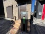 アプローチからの玄関がおしゃれな住宅。出発も帰宅も楽しみになるかも。
