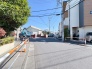 前面道路は歩道も整備され、小さなお子様にも安心です。
