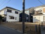 日差しを浴びて、穏やかに佇む住まい。