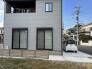 都市の風景に調和する、穏やかな佇まい。