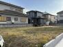 空と緑のコントラストが心地よい、穏やかな佇まいの街並み。