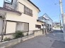 静かな街並みに調和する、穏やかな日差しが心地よい住まい