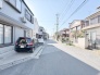 澄んだ青空が広がる、穏やかな街並みが広がります。